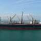 39- Un cargo en cours de dechargement 
